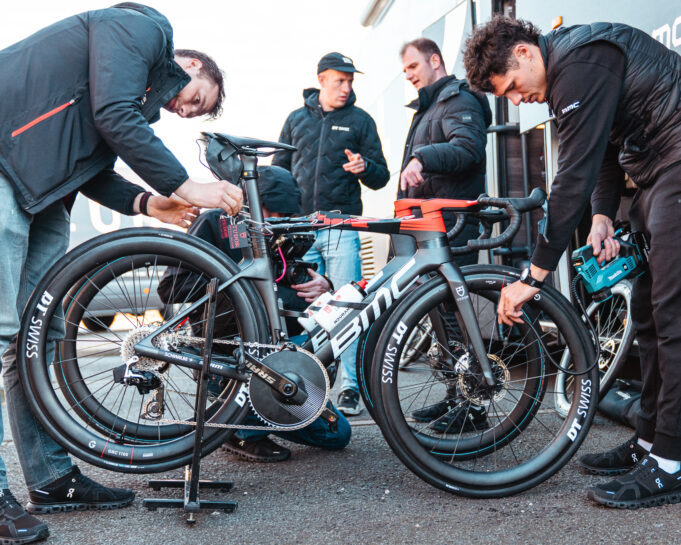 Jak Tudor Pro Cycling przygotowuje BMC Teammachine R 01 na Paryż-Roubaix? Zobacz film.